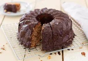 Saftiger Nusskuchen mit Schokoglasur
