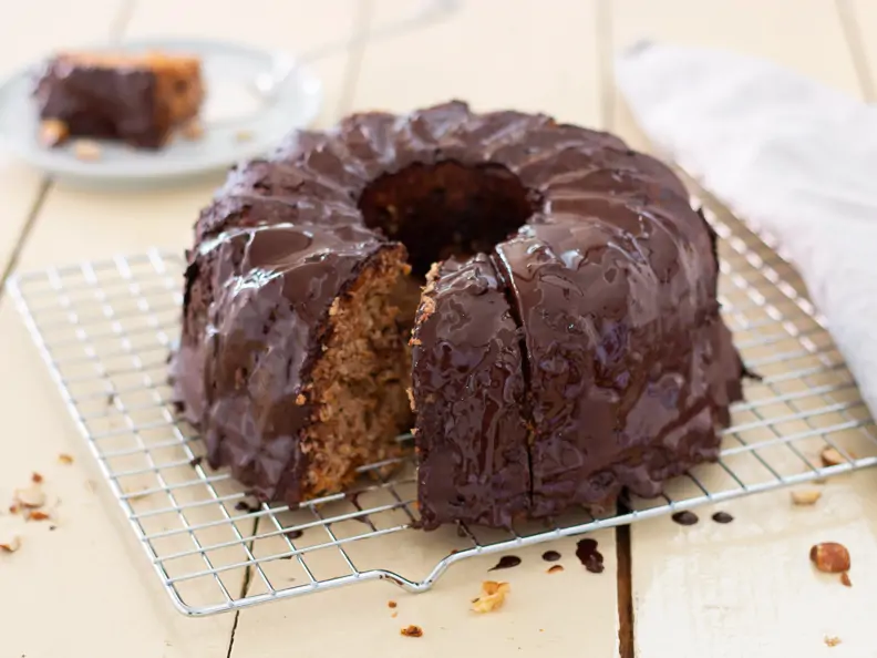 Saftiger Nusskuchen mit Schokoglasur