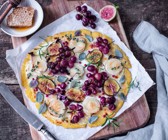 Polenta-Pizza mit Ziegenkäse, Feigen und Trauben