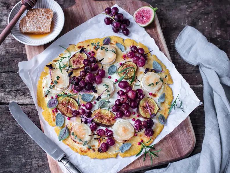 Polenta-Pizza mit Ziegenkäse, Feigen und Trauben