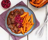 Hirschgulasch mit Schokolade und Ofenmöhren