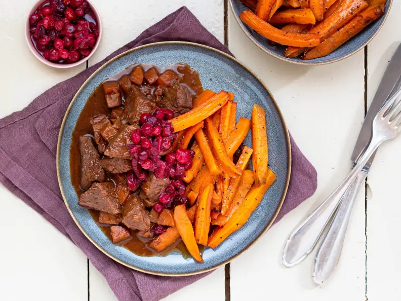 Hirschgulasch mit Schokolade und Ofenmöhren