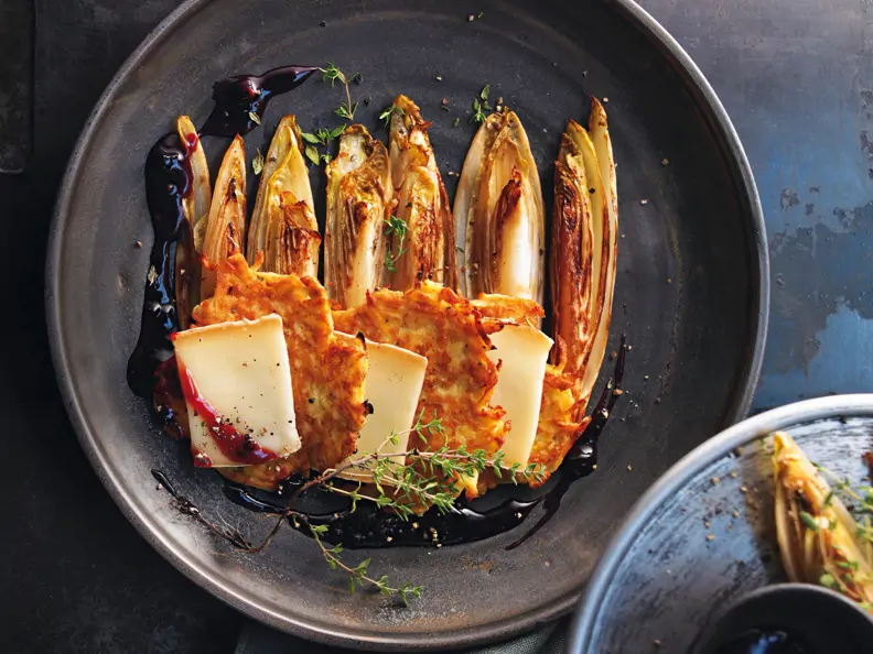 Steckrüben-Rösti mit Taleggio und Chicorée