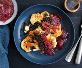 Blumenkohlsteaks mit Linsen und Pflaumensauce