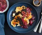 Blumenkohlsteaks mit Linsen und Pflaumensauce