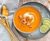 Möhren-Cremesuppe mit Nuss-Croûtons