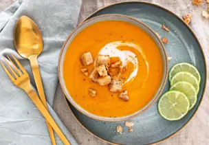 Möhren-Cremesuppe mit Nuss-Croûtons