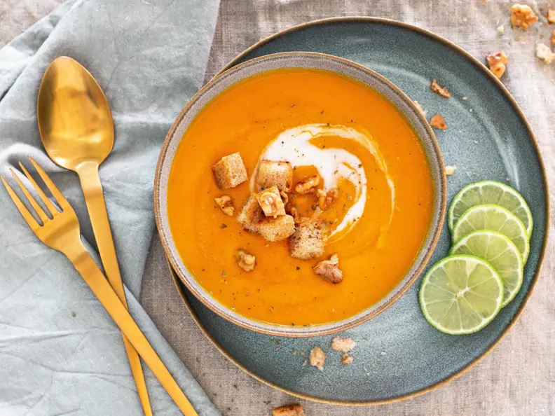 Möhren-Cremesuppe mit Nuss-Croûtons