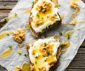 Roggenbrot mit Ziegenkäse und Honig