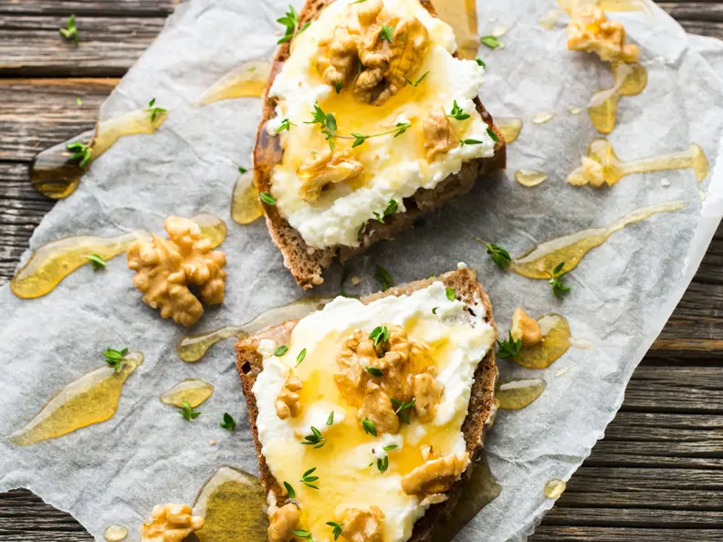 Roggenbrot mit Ziegenkäse und Honig