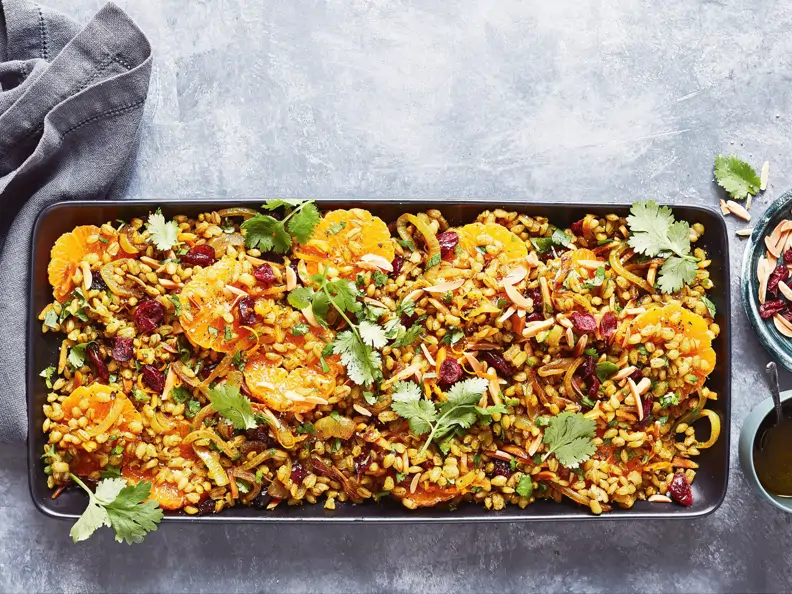 Gersten-Mandarinen-Salat mit Mandeln