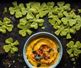Hummus mit Spinat-Tortilla-Chips