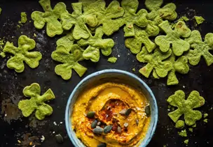 Hummus mit Spinat-Tortilla-Chips
