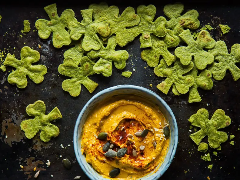 Hummus mit Spinat-Tortilla-Chips