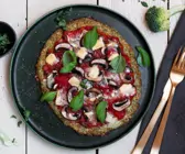Brokkoli-Pizza mit Pilzen und Blauschimmelkäse