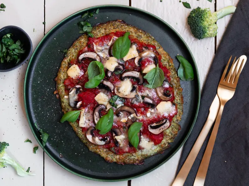 Brokkoli-Pizza mit Pilzen und Blauschimmelkäse