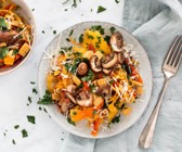 Gemüsenudeln mit Pilzen und Tofu
