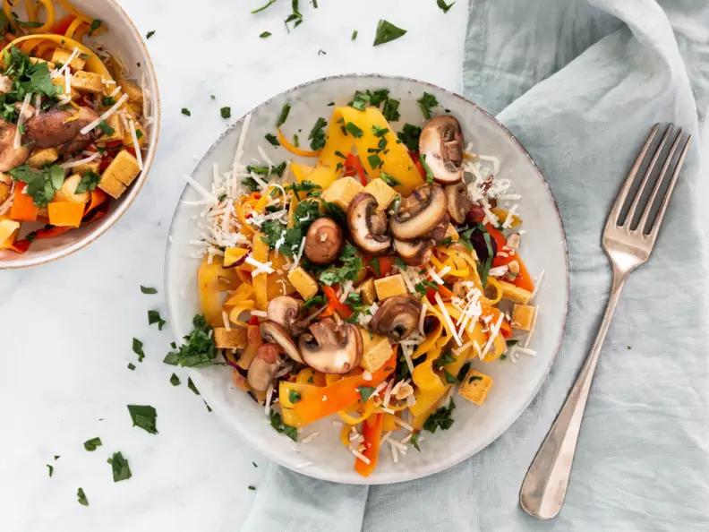 Gemüsenudeln mit Pilzen und Tofu