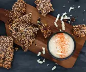 Keto-Cracker mit pikantem Käsedip