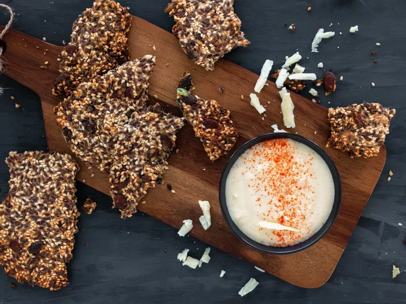 Keto-Cracker mit pikantem Käsedip