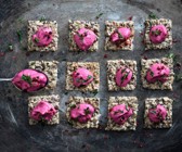 Vollkorn-Cracker mit Rote-Bete-Cashew-Aufstrich