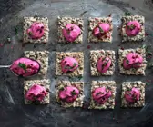 Vollkorn-Cracker mit Rote-Bete-Cashew-Aufstrich