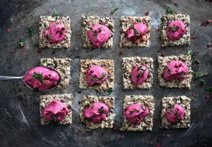 Vollkorn-Cracker mit Rote-Bete-Cashew-Aufstrich