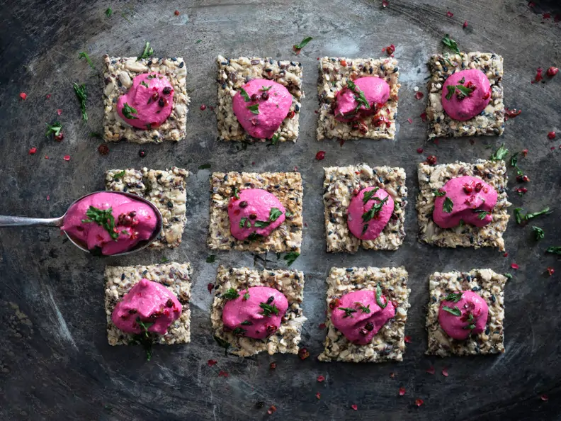 Vollkorn-Cracker mit Rote-Bete-Cashew-Aufstrich