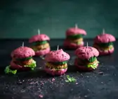 Rote-Bete-Bohnen-Miniburger auf dunklem Untergrund