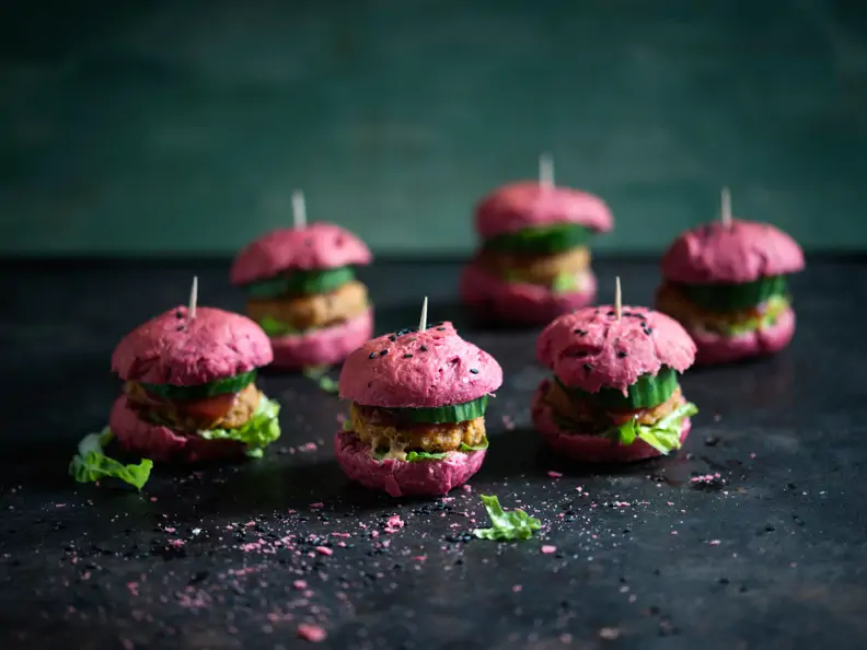 Rote-Bete-Bohnen-Miniburger auf dunklem Untergrund