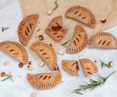 Hand-Pies mit Tomaten-Haselnuss-Rosmarin-Füllung