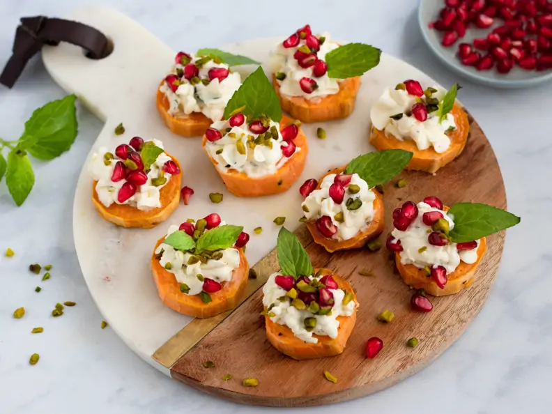 Süßkartoffel-Canapés mit Ziegenkäse-Dip