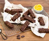 Schoko-Müsliriegel auf Gitter
