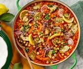Paella mit Kichererbsen und Artischocken