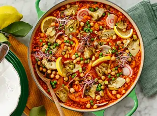 Paella mit Kichererbsen und Artischocken