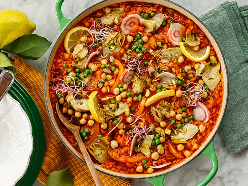 Paella mit Kichererbsen und Artischocken
