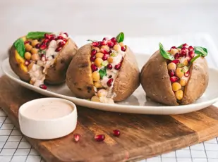 Kumpir Oriental Style Gefüllte Kartoffeln mit Kichererbsen und Granatapfel