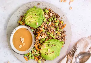 Edamame-Quinoa-Salat mit asiatischem Dressing