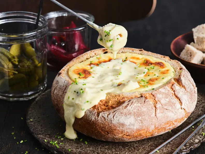 Käsefondue im Brot