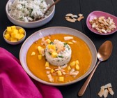 Süßkartoffel-Mango-Suppe mit Kräuter-Reis-Einlage