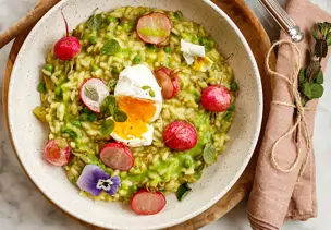 Grünes Risotto mit glasierten Radieschen und pochiertem Ei