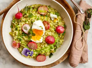 Grünes Risotto mit glasierten Radieschen und pochiertem Ei