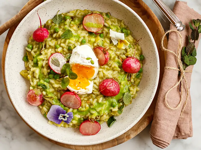 Grünes Risotto mit glasierten Radieschen und pochiertem Ei