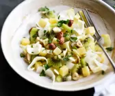 Wintersalat auf weißem Teller