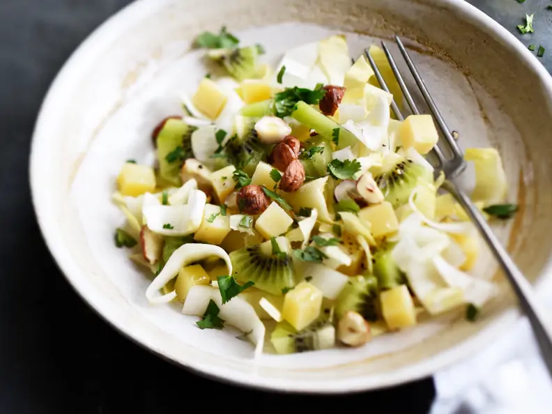 Wintersalat auf weißem Teller