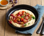 Karamellisierte Trauben und Tomaten auf Hummus