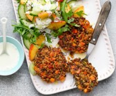 Reis-Linsen-Puffer mit Pfirsich-Gurken-Salat