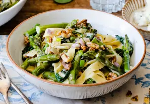 Pasta mit grünem Spargel und Gorgonzola
