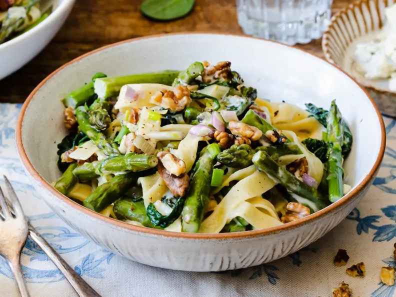 Pasta mit grünem Spargel und Gorgonzola