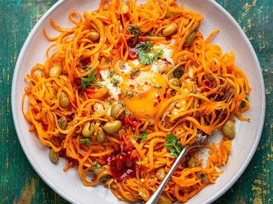 Farbenfroher Pasta-Ersatz mit cremigem Topping